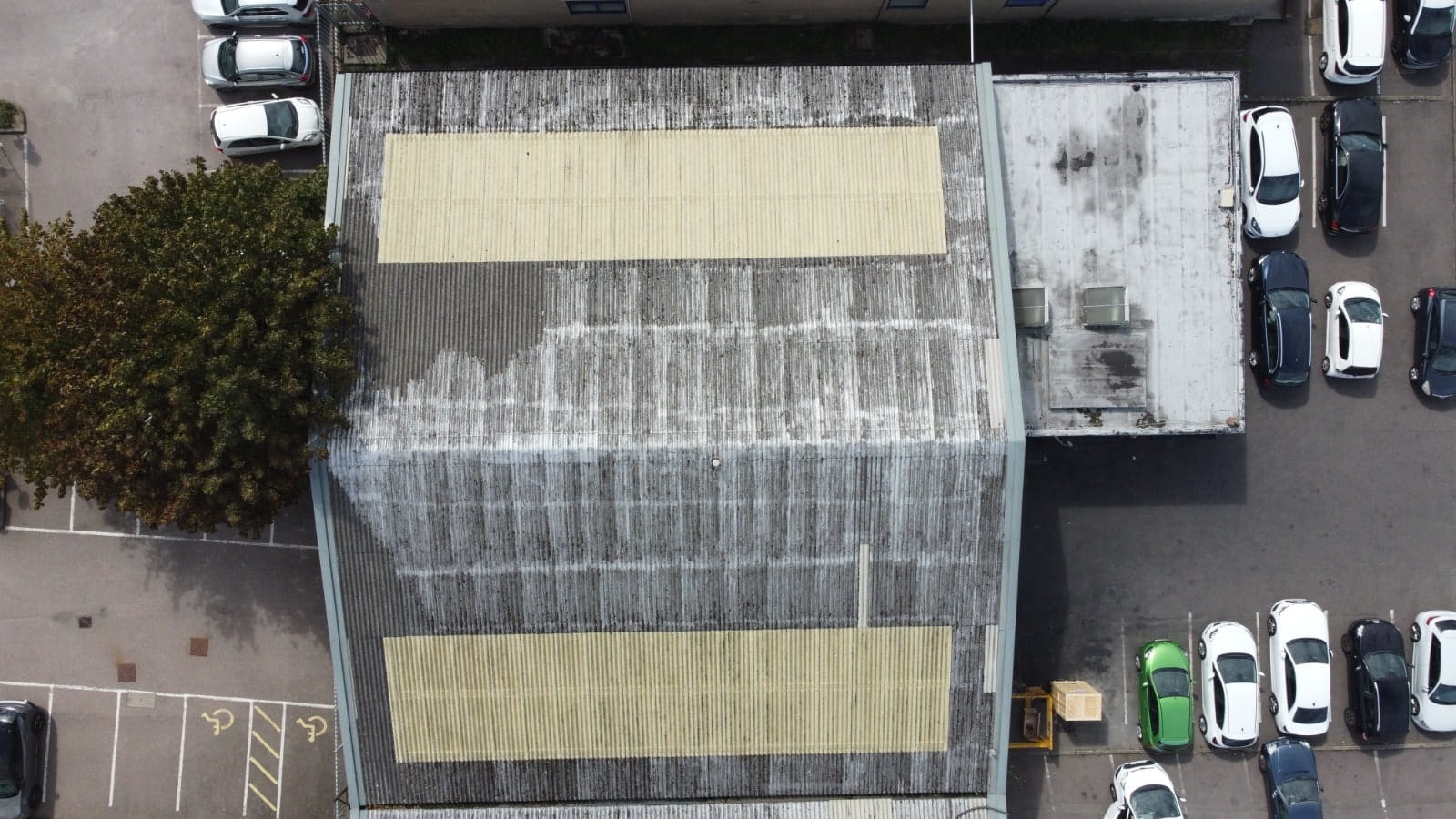 Professional cleaning of asbestos roof tiles using safe low-pressure methods